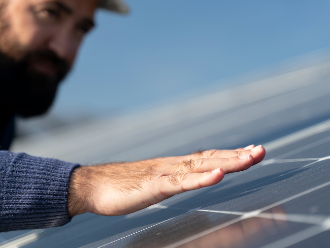 persona-cerca-de-la-planta-de-energia-alternativa 1