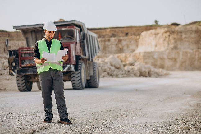 trabajador-de-sexo-masculino-con-bulldozer-en-cantera-de-arena 1